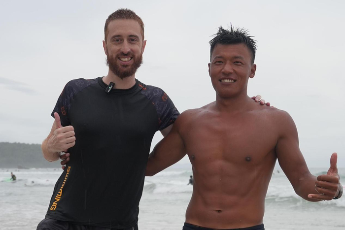 意大利摄影师Fabio与冲浪教练合影。海南国际传播中心供图