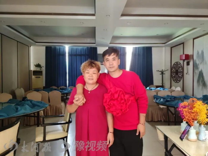 陈瑞明与生母。大河报