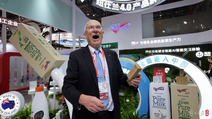 新西兰纽仕兰乳业有限公司执行总裁罗伊·范登赫克来到布展现场。