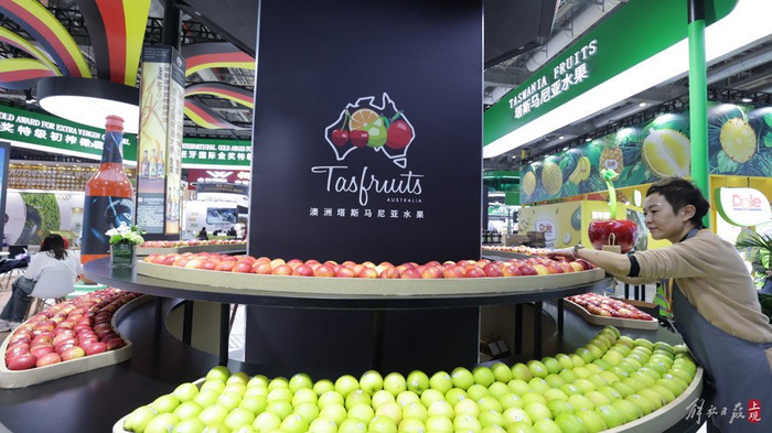 澳洲水果展位正在摆放进口水果。