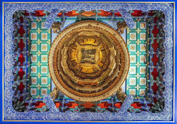 △万善正觉殿天宫藻井。“藻井”一般指建筑内呈穹窿状的“天花板”。