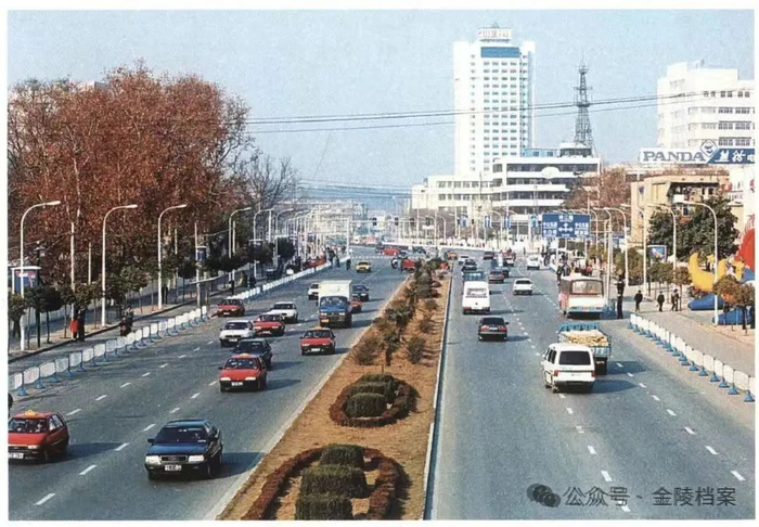 上世纪90年代马路上行驶的出租车南京市档案馆馆藏