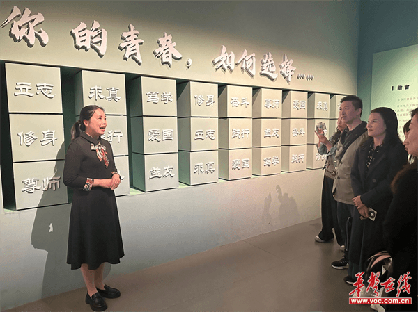 　　（现场讲授微党课。）