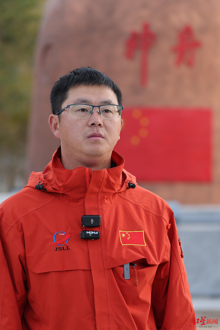 ▲神舟十八号载人飞船返回舱开舱手冯毅