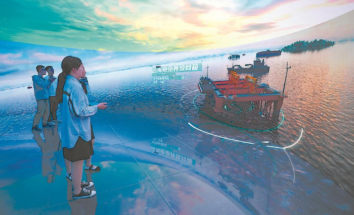 位于福州市鼓楼区的海洋经济科创高地展厅内，工作人员展示新研发的水下聚鱼灯、海底高清摄像头等“数字”海洋装备。谢贵明 摄