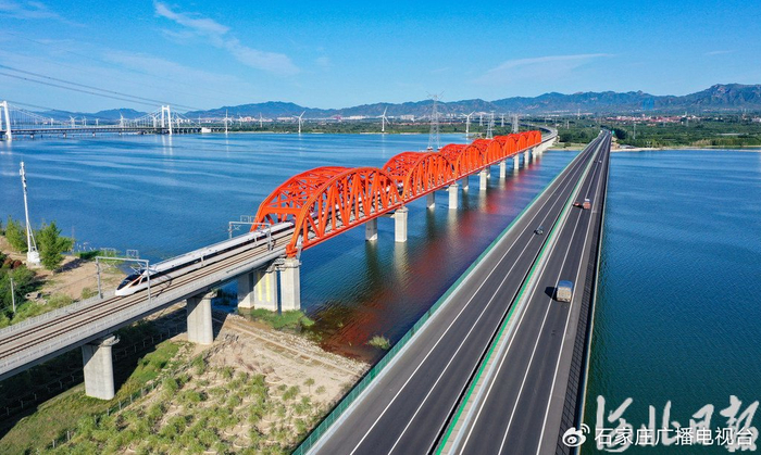 2022年7月14日，列车通过京张高铁官厅水库特大桥。 河北日报记者耿辉摄