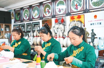 黑龙江省佳木斯抚远市米比赫哲工艺室里，学员制作鱼皮文创产品。　　新华社记者 王建威摄