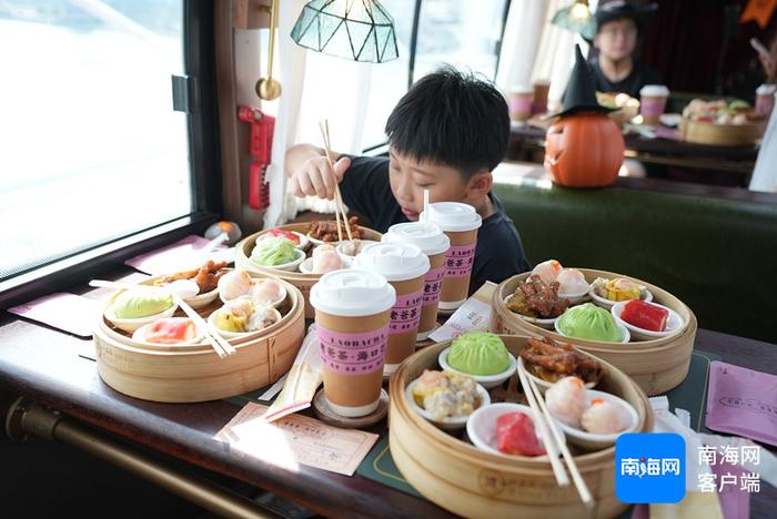 11月2日，由海南省旅文厅主办的“发现海南大不同”海南环岛旅游公路主题采风活动踏上老爸茶·海口巴士。记者 吴兴财