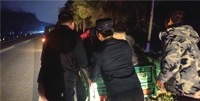         巡逻民警帮助老人。警方供图
