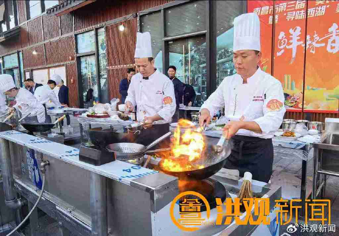 厨师们在现场烹饪美食