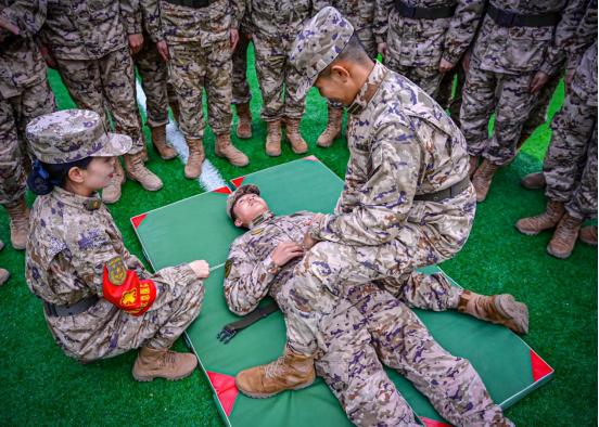 图为学员在医护人员指导下进行徒手急救训练（刘明宇摄）