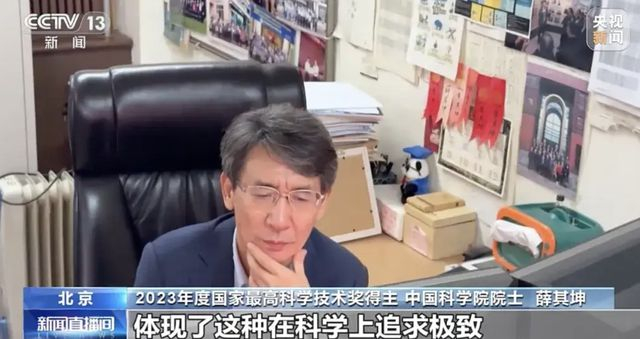 薛其坤在实验室 图片来源：央视视频截图