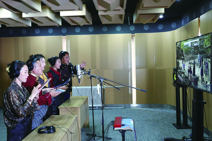     配音工作现场。本报记者 倪晓颖 摄