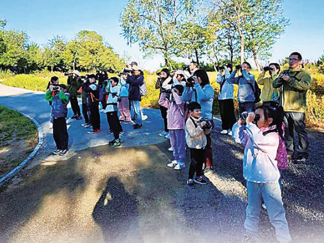　　青少年们正在观鸟。爱鸟汇 供图
