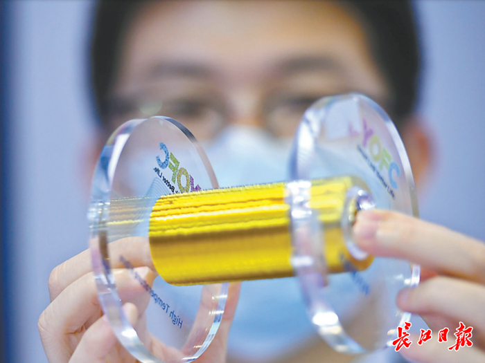 长飞光纤开发的耐高温光纤。   记者高勇 摄