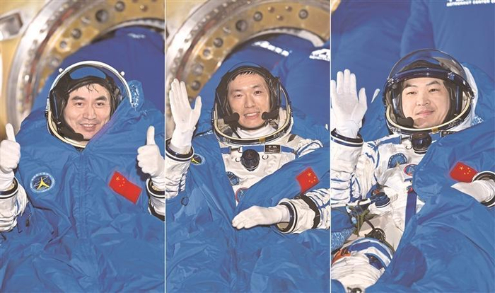 11月4日，神舟十八号航天员叶光富、李聪、李广苏（从左至右）安全顺利出舱（拼版照片）。新华社记者 李鑫 摄