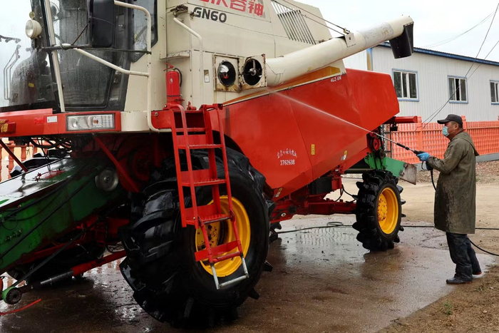 收农用机车进行清洗、保养、入库