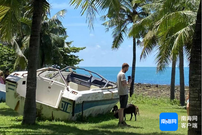 　意大利摄影师Fabio在拍摄西岛美景。海南国际传播中心供图