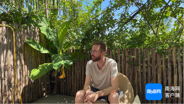 　意大利摄影师Fabio在西岛民宿小坐。海南国际传播中心供图