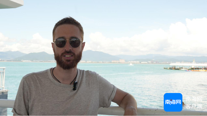 意大利摄影师Fabio在西岛海边留影。海南国际传播中心供图