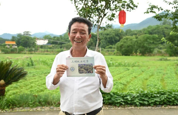 林农领到林业碳票 图源：三明市委宣传部