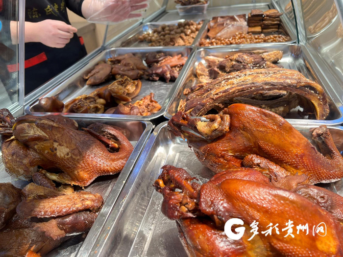 烤鸡、排骨很受顾客欢迎