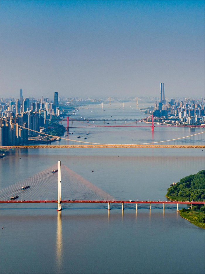 从高空俯瞰长江武汉段，水清岸美，6座跨江大桥尽收眼底。（湖北日报全媒记者 柯皓 摄）
