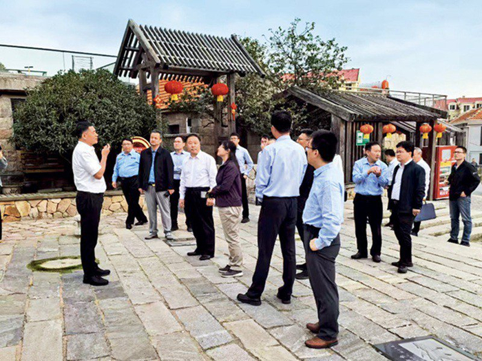 李绍亮（左一）带领各地来访学者参观东麦窑村（本文图片由受访者提供）