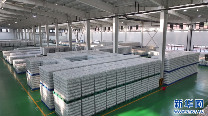 丹江口武当山水饮料有限公司仓库。新华网发 王世霖 摄