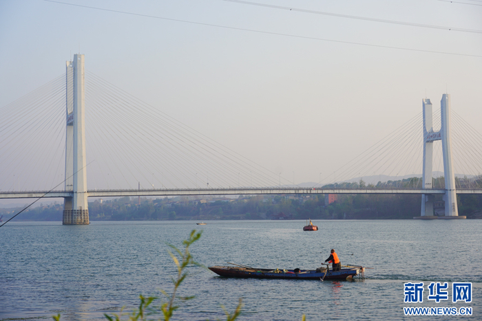 蒋德新在责任水面驾船清漂。新华网 张潘 摄