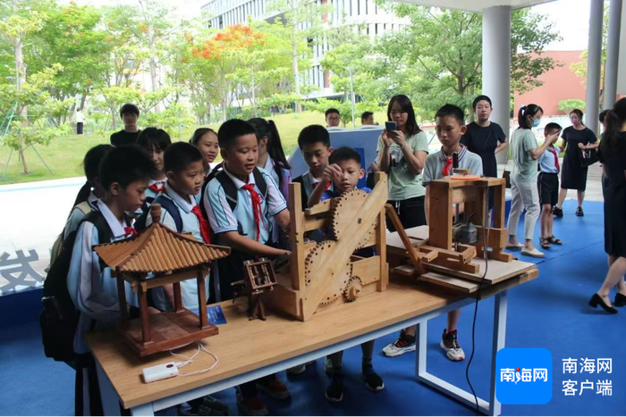 上海世外附属海口学校学生们动手体验制作木质作品“过山车”。受访者供图