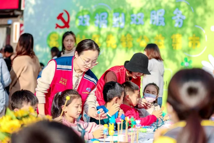 （徐州市云龙区汉风街道昆仑社区的社区工作者组织开展先锋公益集市）