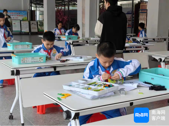 海南省农垦直属第一小学第二届科技节比赛活动中，学生们正在进行模型速拼挑战。受访者供图