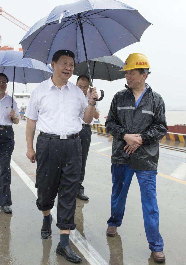 △2013年7月21日，习近平总书记冒雨来到武汉新港阳逻集装箱港区考察