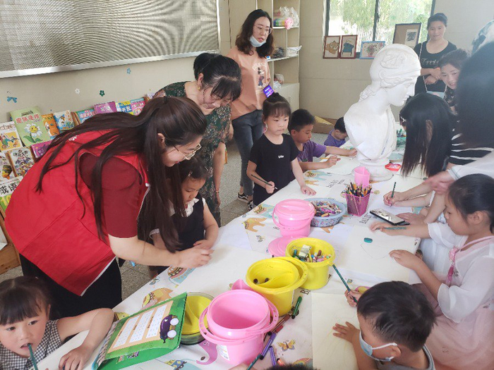 （南京市浦口区汤泉街道三泉社区《艺术小课堂》社区工作者教学现场）