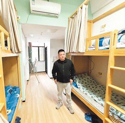 方伟向记者介绍自己在南站汇家居住的宿舍。　　本报记者 李 贞摄