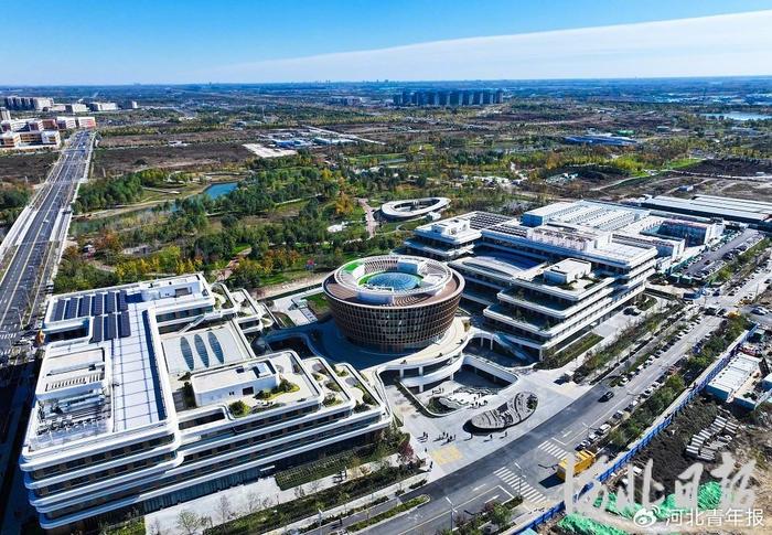 11月4日,无人机航拍位于雄安新区的中国电信智慧城市产业园。河北日报记者李畅摄