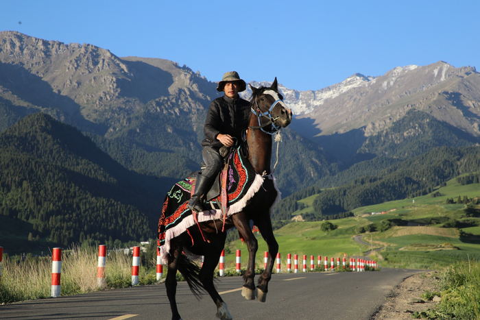 游客在曹家山景区体验骑马  （恰西甫·为山  摄）