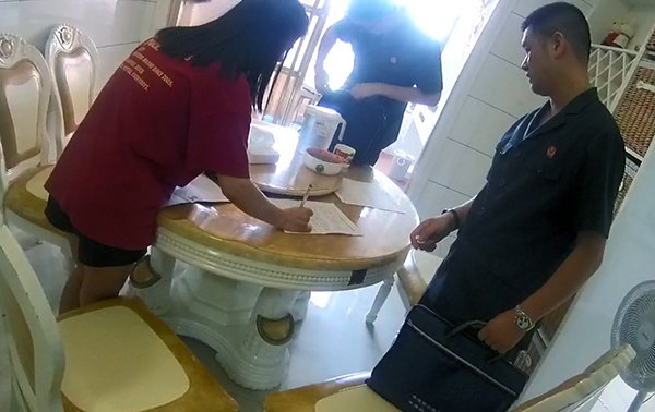 平潭法院执行法官上门督促被执行人腾退房屋