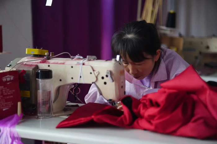 ▲丁集当地女性通过制作婚纱礼服月入过万。