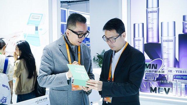 ▲郑吉崇CEO、王世均执董莅临东森自然美展位