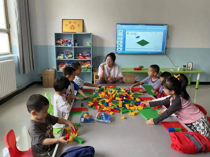 ▲ 若羌镇胜利社区新时代文明实践点开展活动。图片来源：天山网 曾雨霞摄