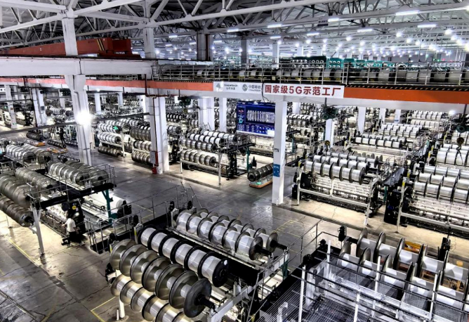 中国移动5G＋AGV自动接单，无人搬运并自动运输经轴，助力工厂高效不间断生产。受访者供图