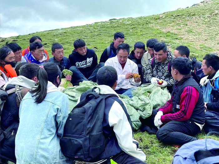 为孩子们上课。更确木兰供图