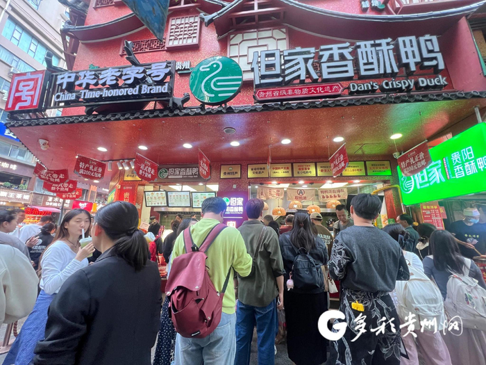 贵阳民生路门店，顾客排队购买香酥鸭