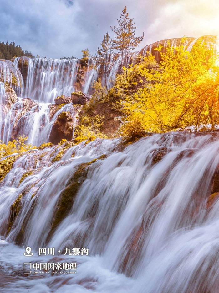 　　△四川九寨沟的瀑布。