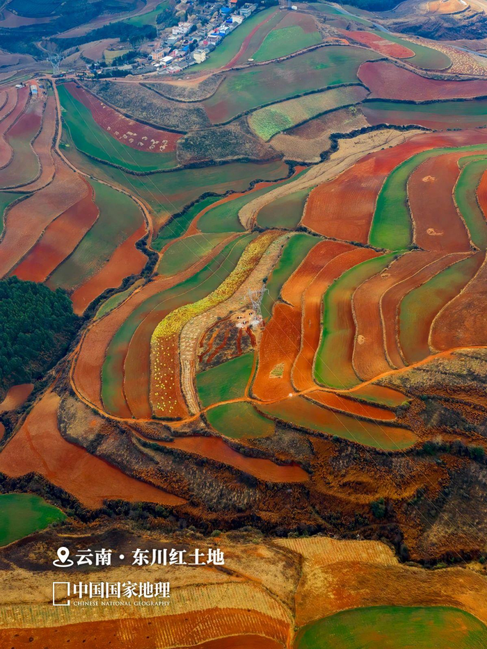 　　△云南省昆明东川绚丽的红土地。