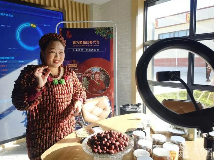 ▲枣农直播带货，向全国各地推介若羌红枣。图片来源：若羌县人民政府网站