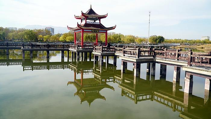 　　利用黄河湿地景观建设的惠农区石嘴子公园。