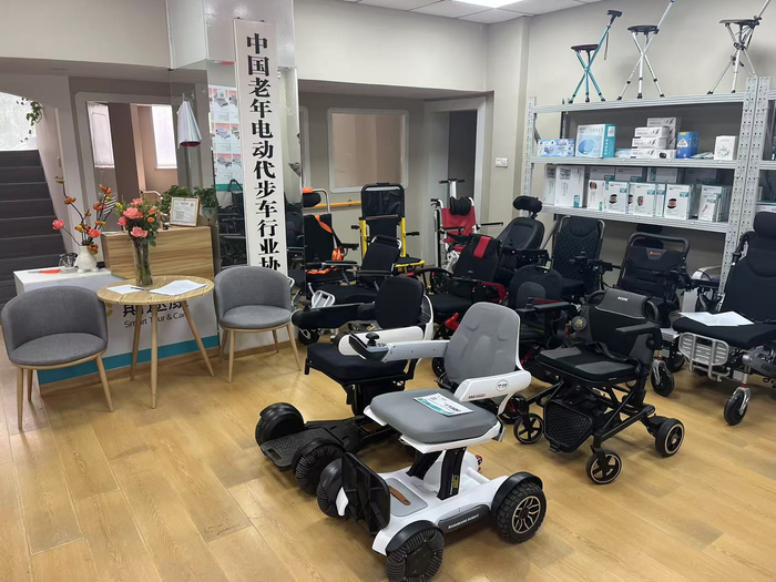 “中国老年电动代步车行业协会”的招牌被放在店内显眼位置。吴博峰/摄
